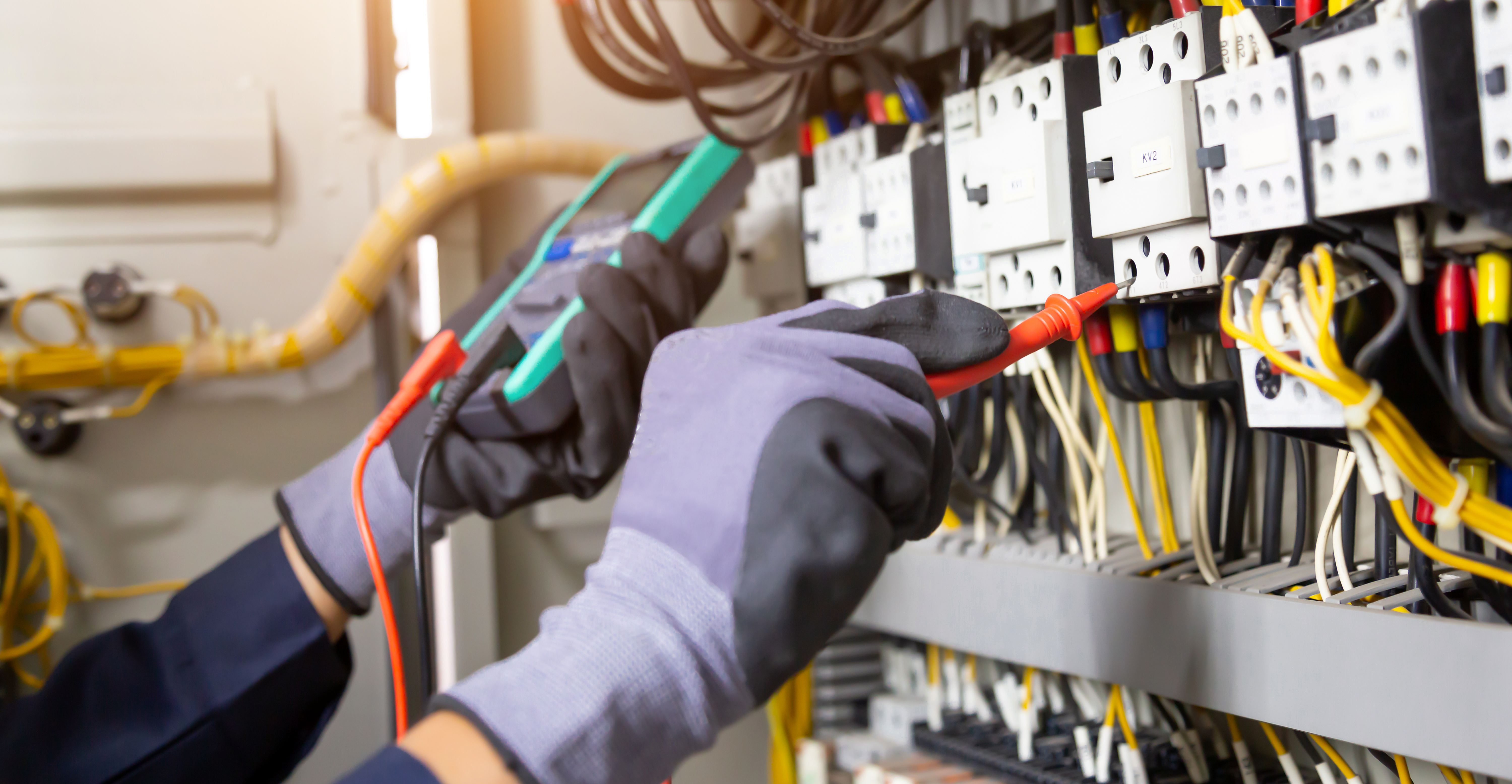 manos trabajando en electricidad